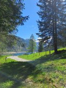 Pohled na jezero z lavičky
