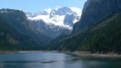 Jezero Gosausee a masív Dachstein v pozadí